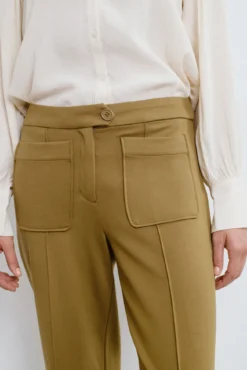 Calça social com bolsos frontais