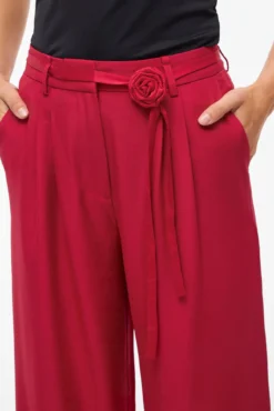 Calça social de pernas largas com cinto de flores
