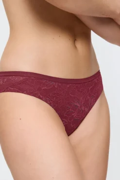 Calcinha brasileira de renda