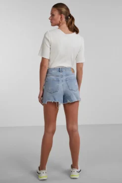 Calções jeans.