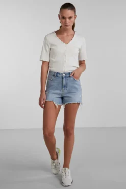 Calções jeans.