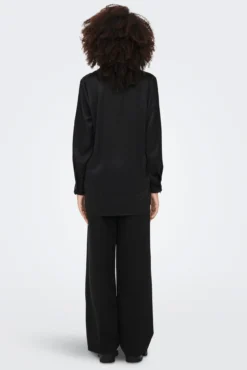 Camisa acetinada oversized