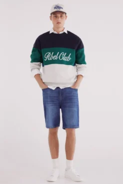 Camisa com blocos de cor de texto