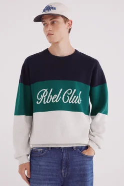 Camisa com blocos de cor de texto