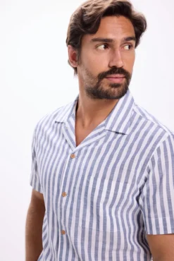 Camisa com gola de lapela estampada