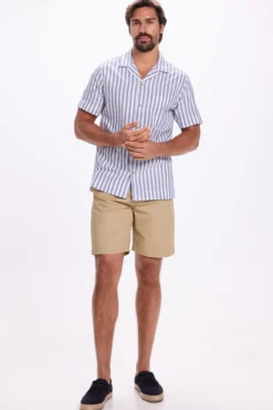 Camisa com gola de lapela estampada