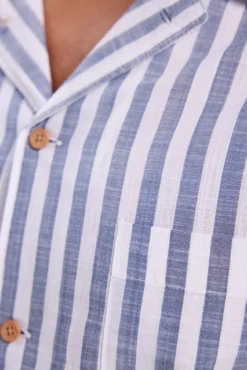 Camisa com gola de lapela estampada