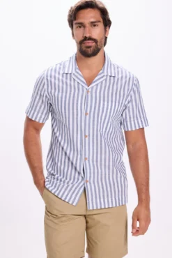 Camisa com gola de lapela estampada