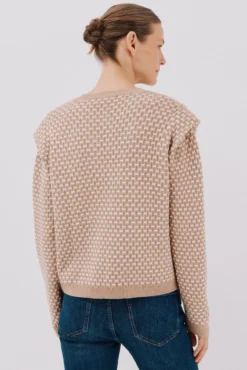 Camisa com ombros marcados