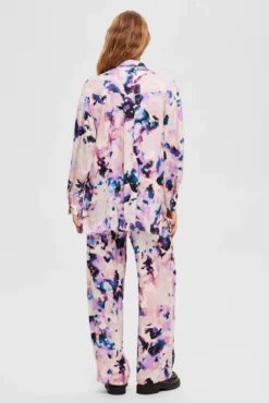 Camisa comprida acetinada com print confecionada com Lenzing ECOVERO.