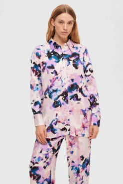 Camisa comprida acetinada com print confecionada com Lenzing ECOVERO.