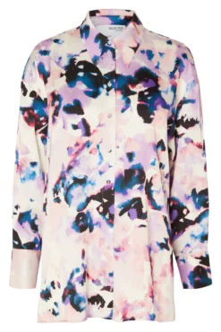 Camisa comprida acetinada com print confecionada com Lenzing ECOVERO.