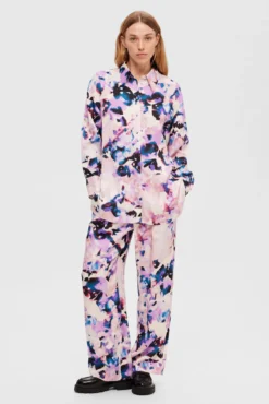 Camisa comprida acetinada com print confecionada com Lenzing ECOVERO.