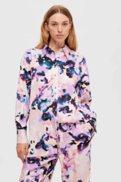 Camisa comprida acetinada com print confecionada com Lenzing ECOVERO.