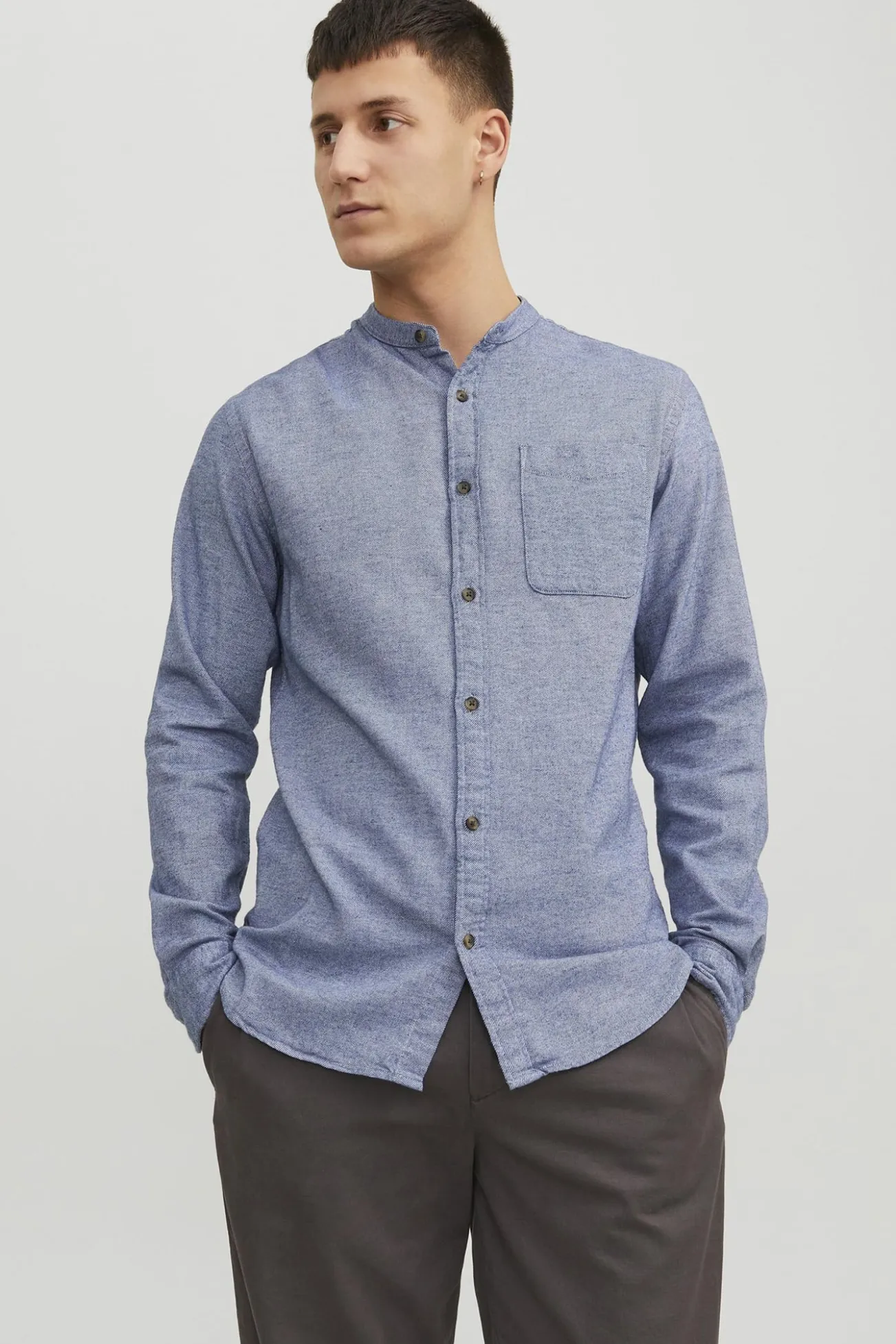 Camisa confortável com gola mao