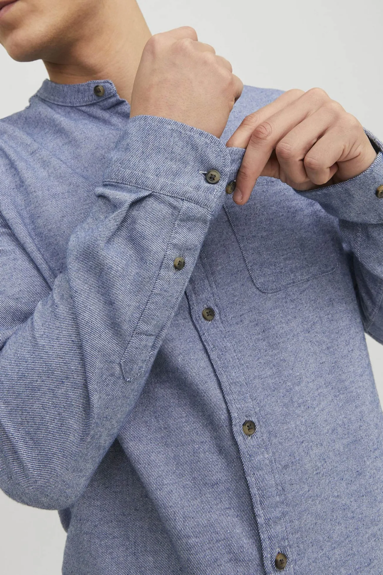 Camisa confortável com gola mao