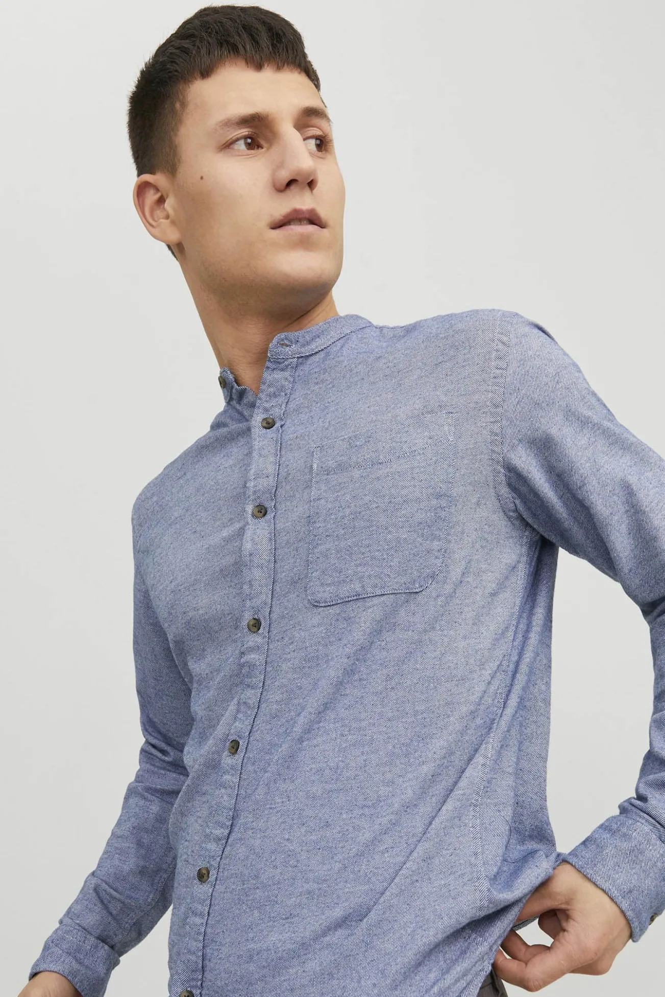 Camisa confortável com gola mao