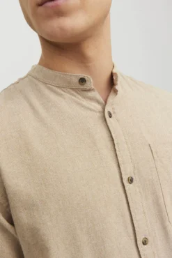 Camisa confortável com gola mao