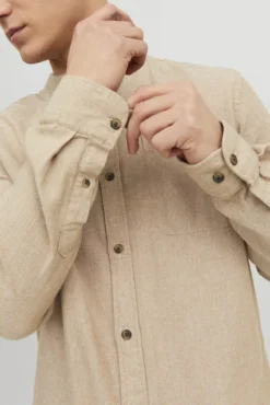 Camisa confortável com gola mao