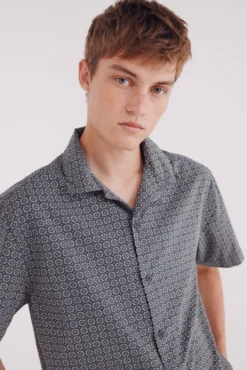 Camisa de boliche estampada de manga curta