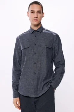 Camisa de flanela com bolsos no peito