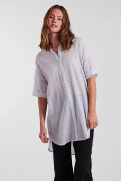 Camisa de manga curta.