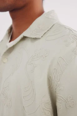 Camisa de manga curta bordada para combinar