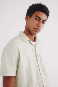 Camisa de manga curta bordada para combinar