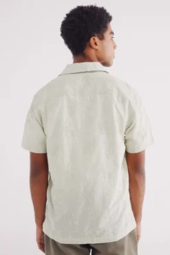 Camisa de manga curta bordada para combinar
