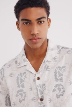 Camisa de manga curta bordada com flores