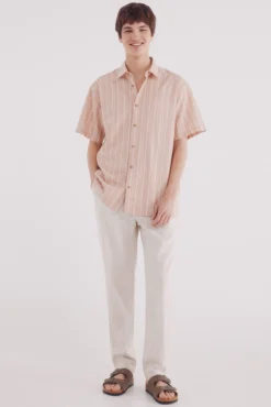 Camisa de manga curta em linho às riscas