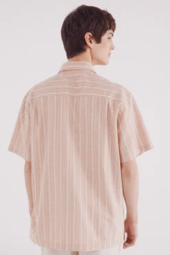 Camisa de manga curta em linho às riscas