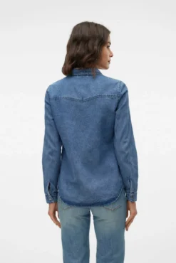 Camisa denim com bolsos no peito