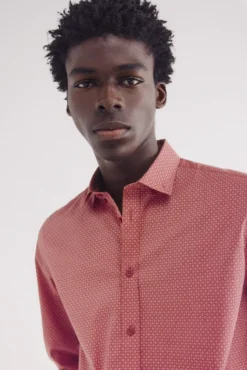 Camisa de popelina com micro estampa fácil de cuidar
