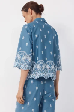 Camisa detalhes bordados