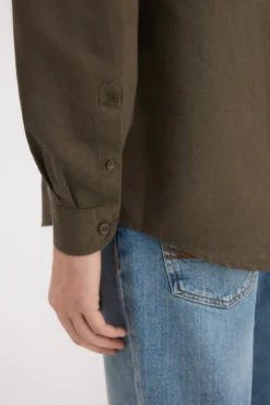 Camisa em linho com bolsos