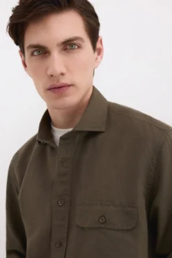 Camisa em linho com bolsos