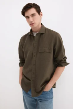 Camisa em linho com bolsos