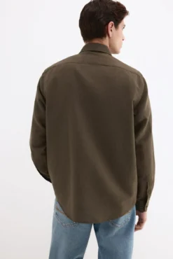 Camisa em linho com bolsos