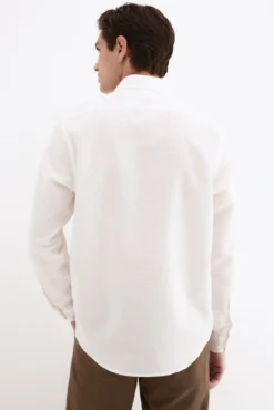 Camisa em linho com bolsos