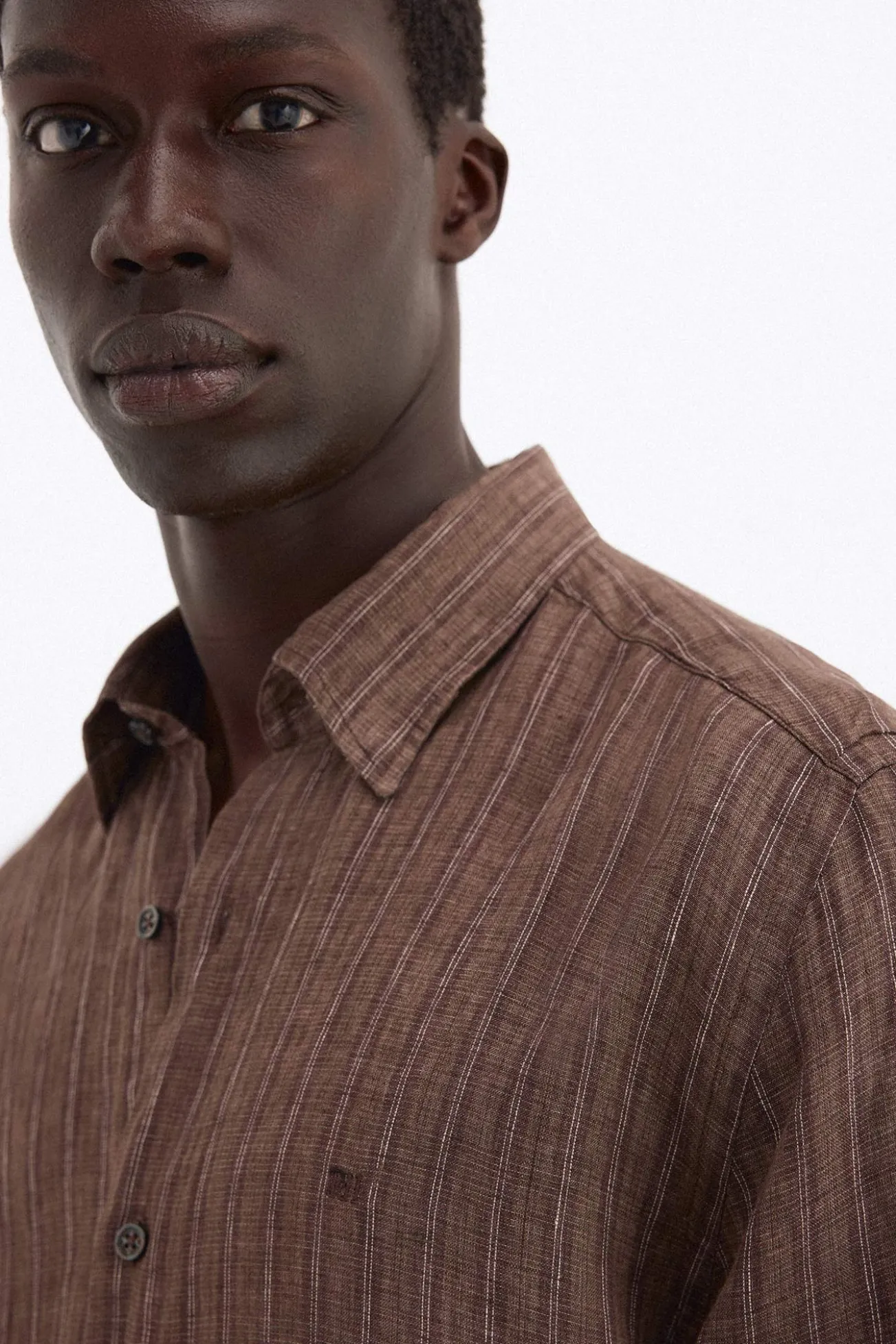 Camisa em linho às riscas de tecido italiano