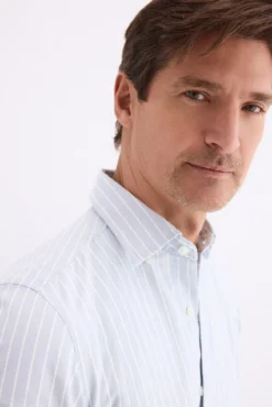 Camisa em popelina texturizada com riscas