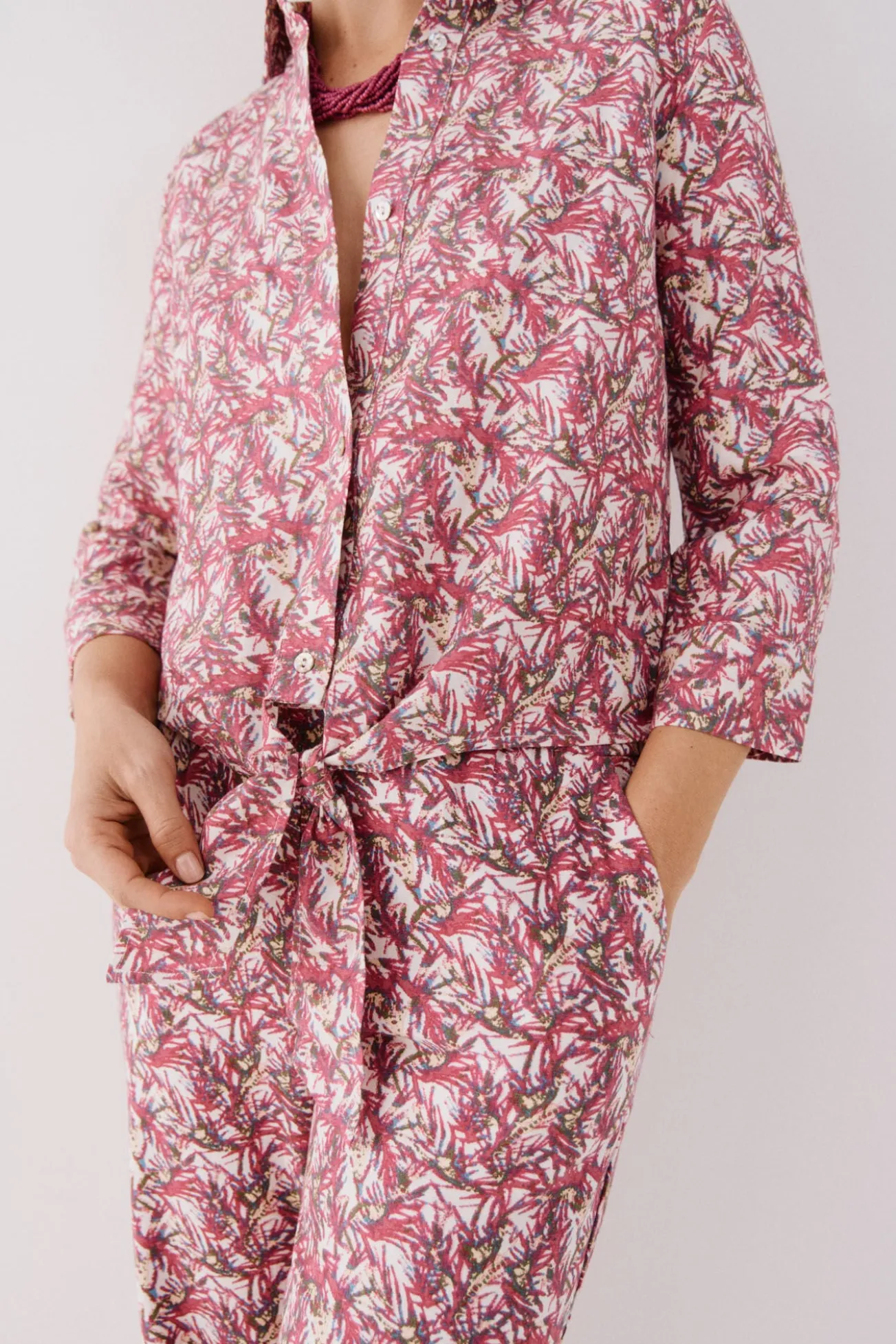 Camisa estampada con nudo