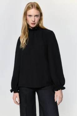 Camisa fluida com gola e punhos elásticos