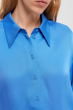 Camisa folgada acetinada confecionada com Lenzing ECOVERO.
