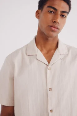 Camisa leve de manga curta em jacquard