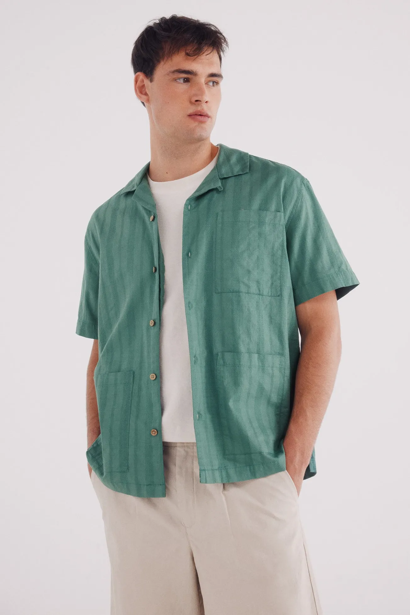 Camisa leve jacquard guayabera manga curta