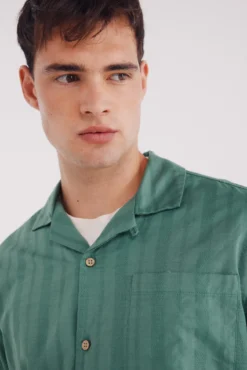 Camisa leve jacquard guayabera manga curta