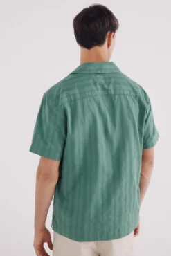 Camisa leve jacquard guayabera manga curta