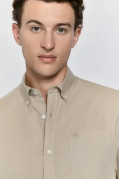 Camisa lisa com caimento relaxado